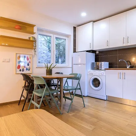 Cute In Center By Lovelystay Apartment